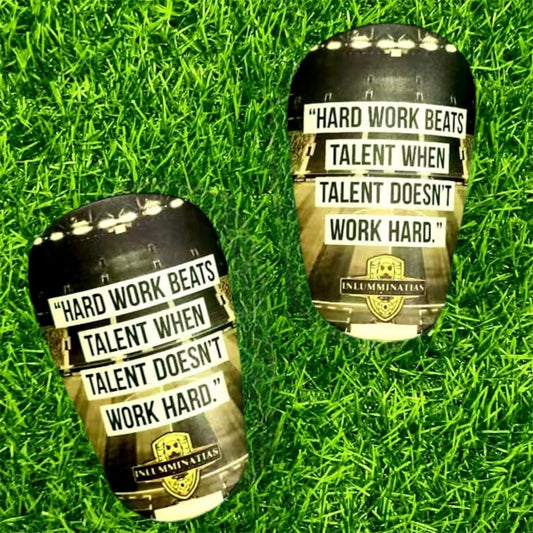 Motiverende scheenbeschermers met inspirerende tekst of persoonlijke boodschap – ontworpen om zelfvertrouwen en focus te versterken tijdens voetbalwedstrijden. Lichtgewicht en duurzaam ontwerp met perfecte pasvorm voor jeugd- en volwassen spelers die met motivatie en kracht willen presteren op het veld
