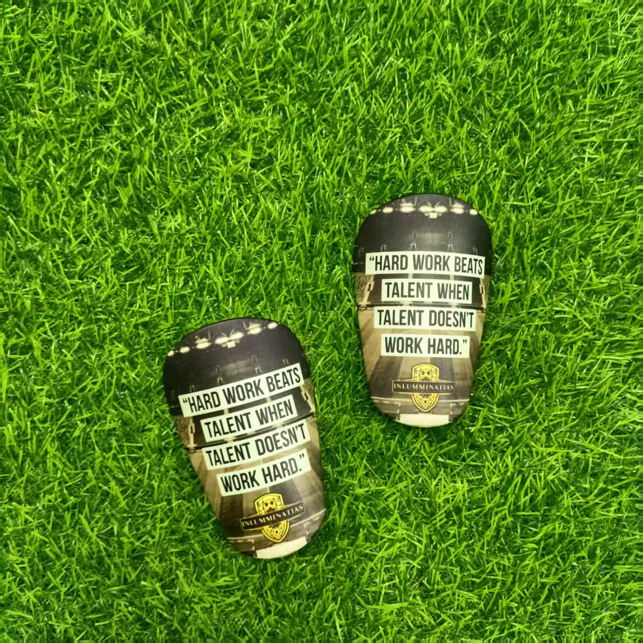 Motiverende scheenbeschermers met inspirerende tekst of persoonlijke boodschap – ontworpen om zelfvertrouwen en focus te versterken tijdens voetbalwedstrijden. Lichtgewicht en duurzaam ontwerp met perfecte pasvorm voor jeugd- en volwassen spelers die met motivatie en kracht willen presteren op het veld