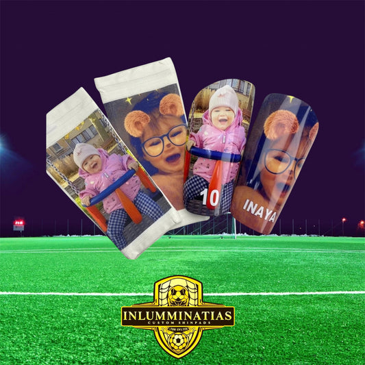 Gepersonaliseerde scheenlappen voor voetbalspelers – lichtgewicht en ergonomisch ontwerp met eigen naam, nummer of foto, ideaal voor wedstrijden en trainingen. Biedt professionele bescherming en comfort, zoals gedragen door topvoetballers. Perfect voor jeugdspelers, amateurs en profs die op willen vallen met een unieke uitstraling en betrouwbare bescherming op het veld."