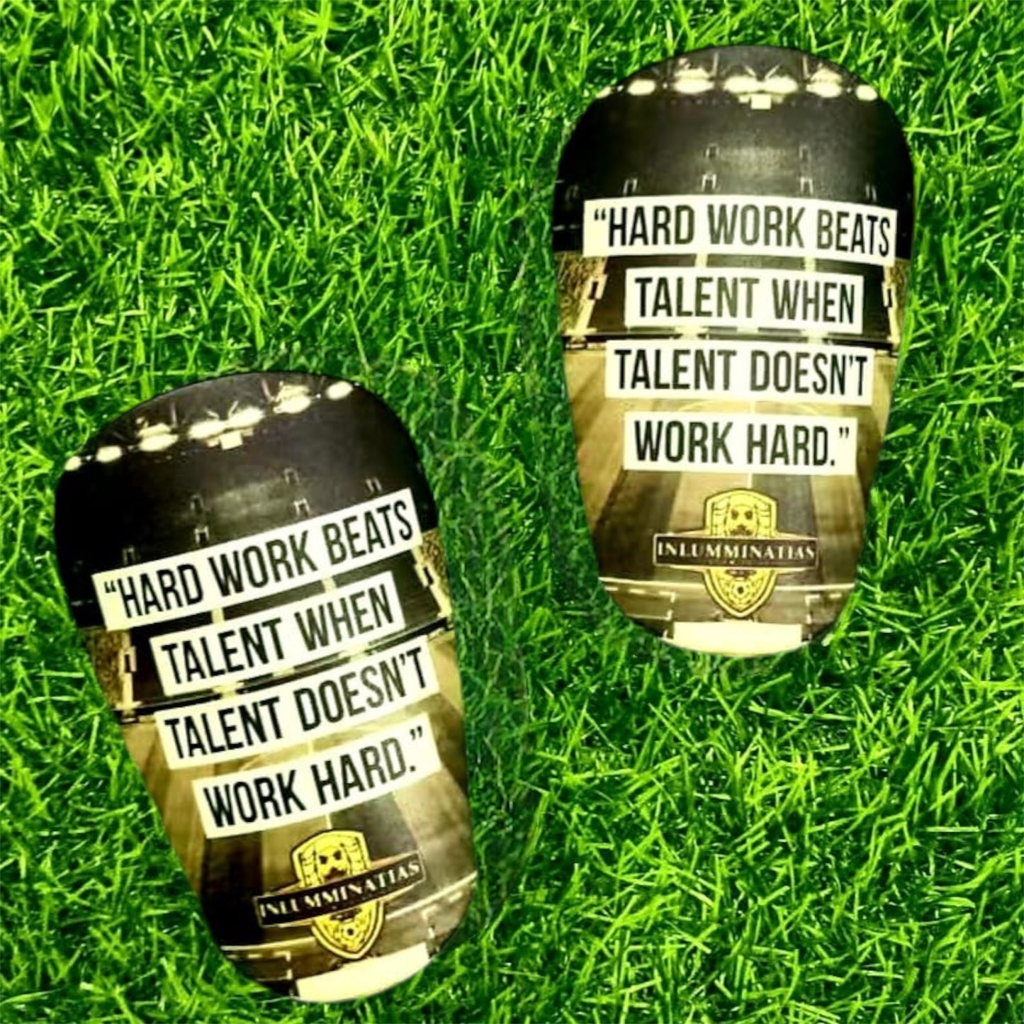 Motiverende scheenbeschermers met inspirerende tekst of persoonlijke boodschap – ontworpen om zelfvertrouwen en focus te versterken tijdens voetbalwedstrijden. Lichtgewicht en duurzaam ontwerp met perfecte pasvorm voor jeugd- en volwassen spelers die met motivatie en kracht willen presteren op het veld