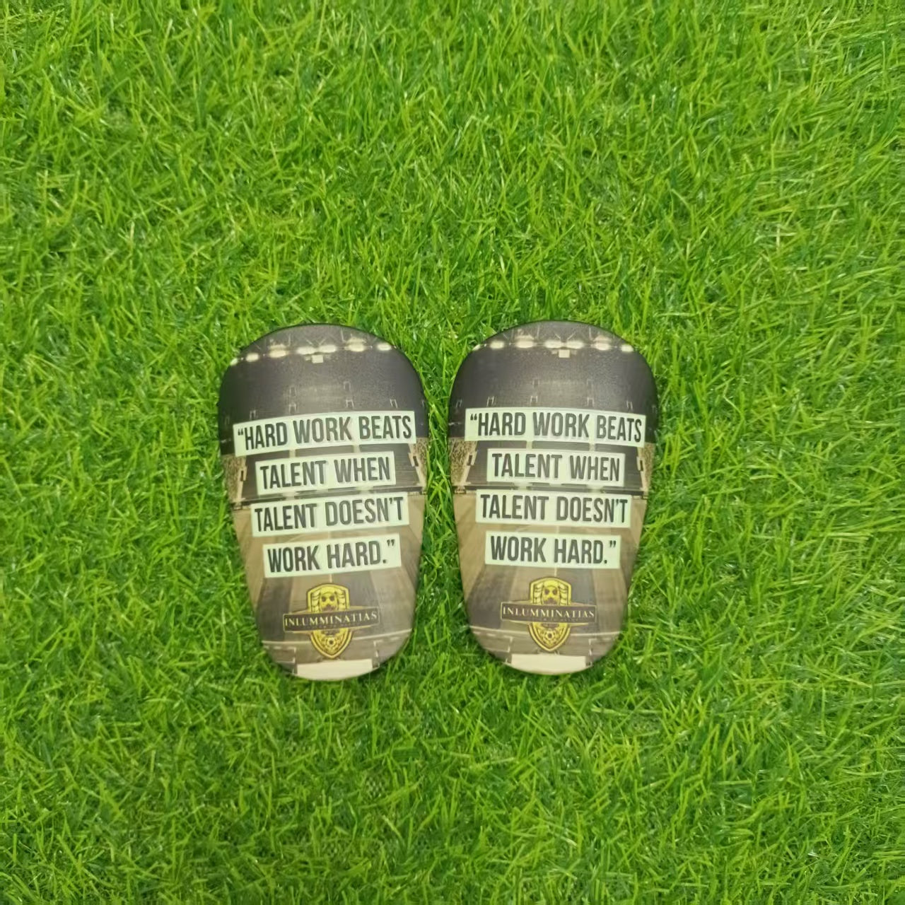 Motiverende scheenbeschermers met inspirerende tekst of persoonlijke boodschap – ontworpen om zelfvertrouwen en focus te versterken tijdens voetbalwedstrijden. Lichtgewicht en duurzaam ontwerp met perfecte pasvorm voor jeugd- en volwassen spelers die met motivatie en kracht willen presteren op het veld. Bol.com