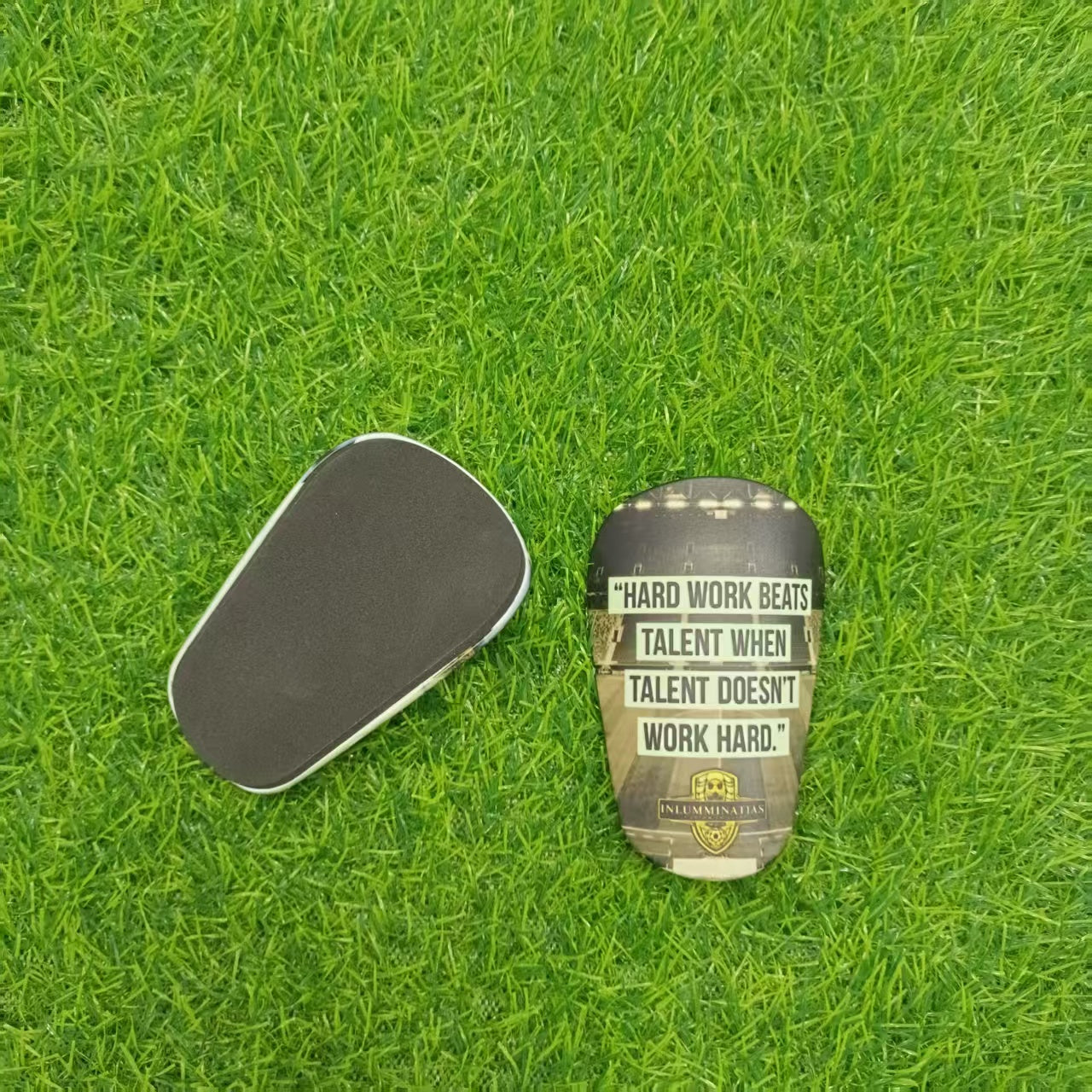 Motiverende scheenbeschermers met inspirerende tekst of persoonlijke boodschap – ontworpen om zelfvertrouwen en focus te versterken tijdens voetbalwedstrijden. Lichtgewicht en duurzaam ontwerp met perfecte pasvorm voor jeugd- en volwassen spelers die met motivatie en kracht willen presteren op het veld